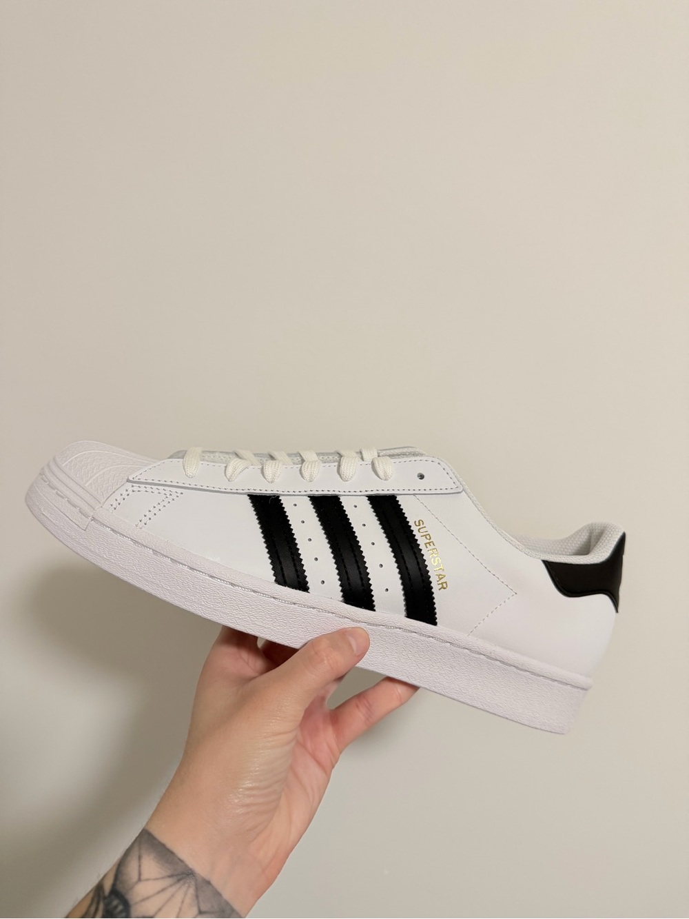 adidas Men’s White & Black Superstar Low-Top Sneakers size 10.5